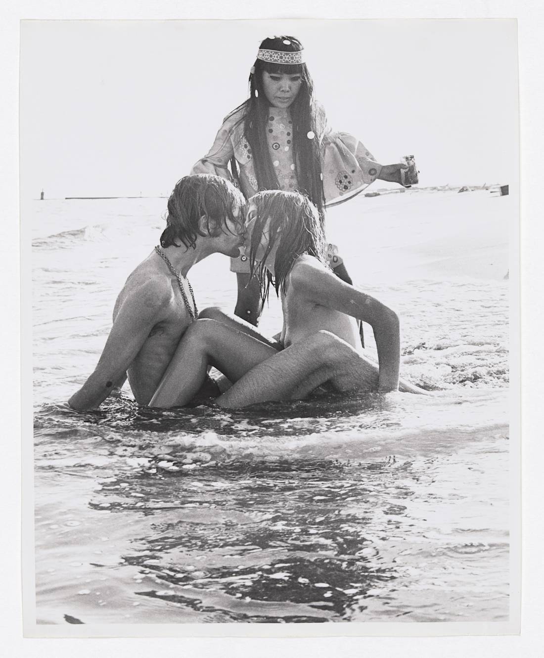 Yayoi Kusama happening, unidentified beach, New York, 1968 - János Kender, Harry Shunk