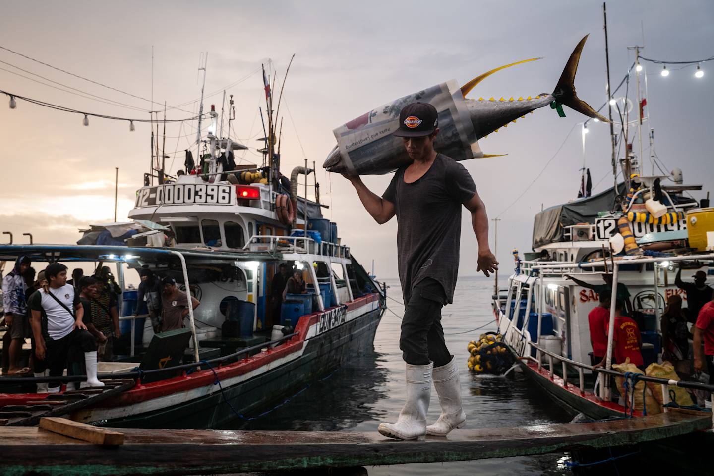 Des pêcheurs philippins déchargent leurs prises de thon albacore, de thon obèse et de marlin bleu, après environ un mois en mer, au port de General Santos, aux Philippines, le mercredi 21 mai 2025.